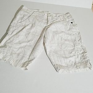 Nike white long Bermuda short women size(m) A31